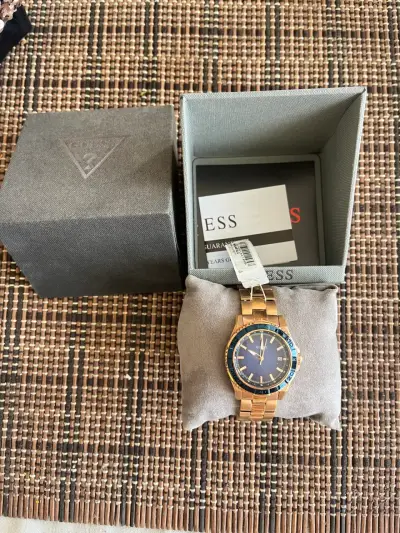 Reloj Guess dorado elegante - miniatura 3
