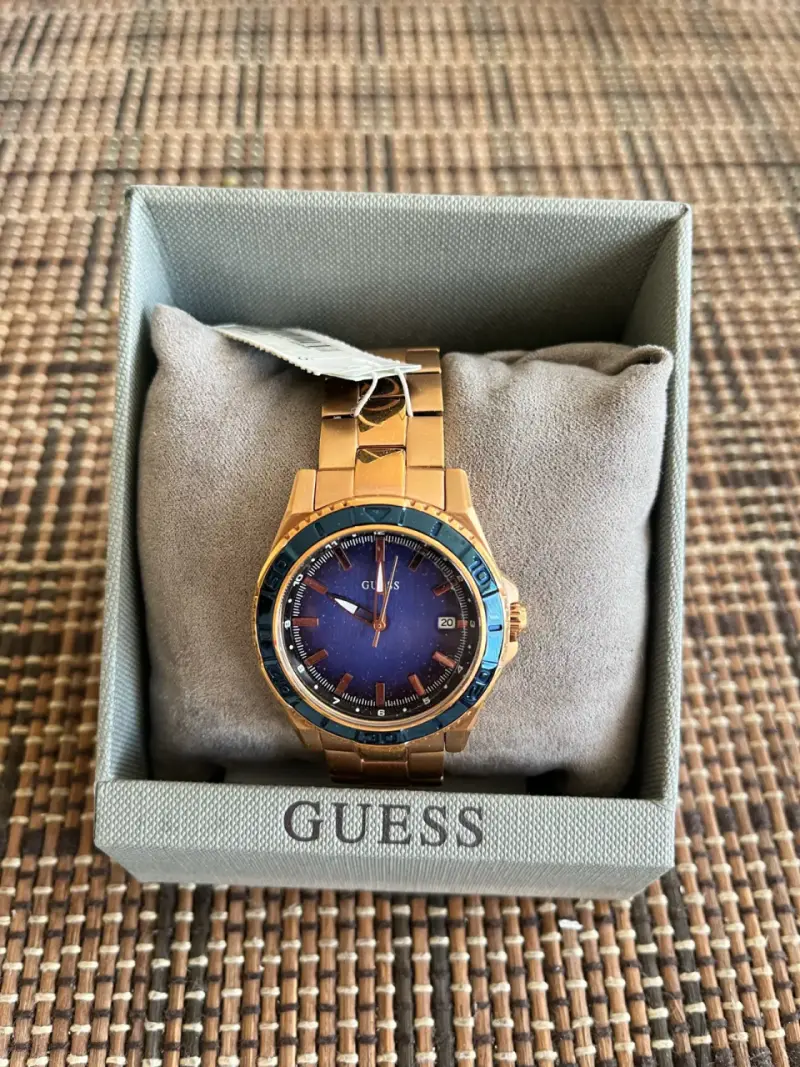 Reloj Guess dorado elegante - 4