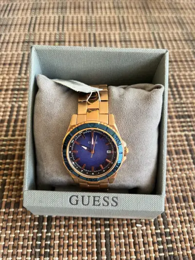 Reloj Guess dorado elegante - miniatura 4