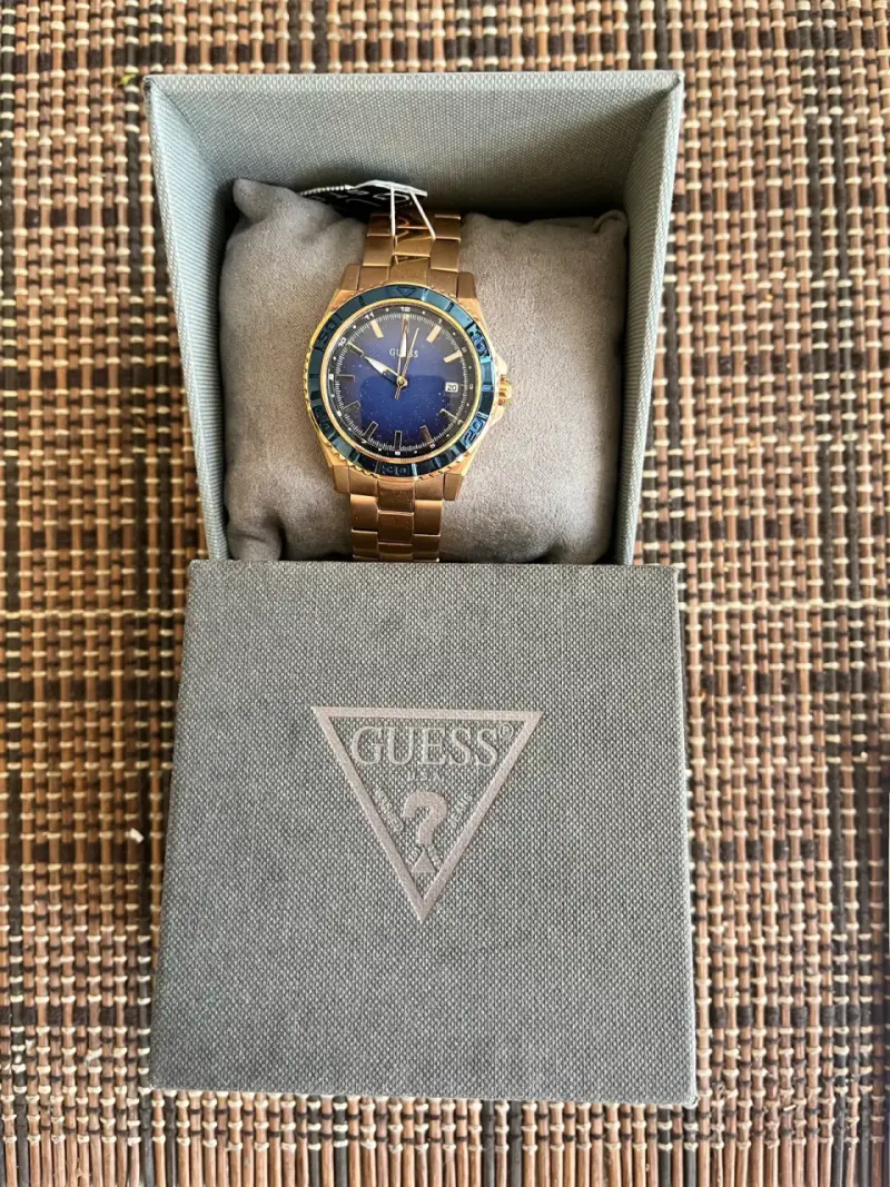 Reloj Guess dorado elegante - 5