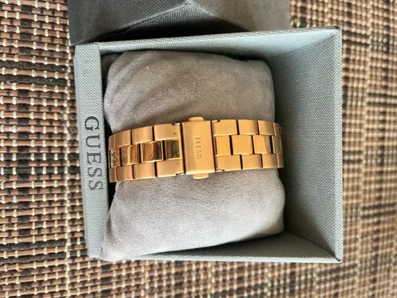 Reloj Guess dorado elegante - 6