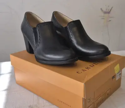 Zapatos negros Carducci de mujer - miniatura 1