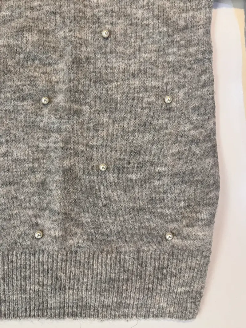 Suéter gris con perlas - 2