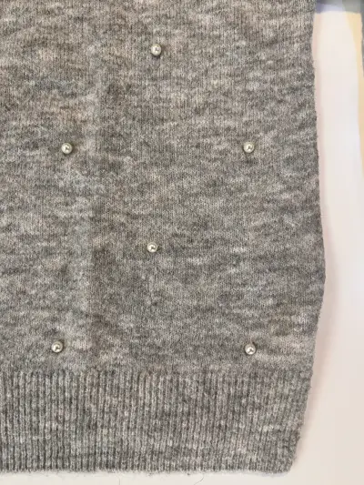 Suéter gris con perlas - miniatura 2