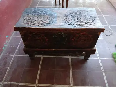 Baúl de madera tallado antiguo - miniatura 2