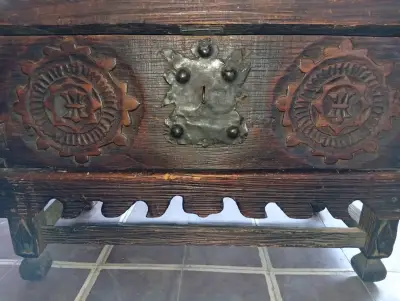 Baúl de madera tallado antiguo - miniatura 3