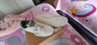 Zapatillas blancas adidas  con verde nuevas - miniatura 3