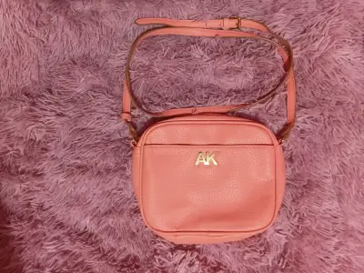 Cartera rosada con correa ajustable - miniatura 1