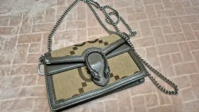 Cartera estilo bandolera beige - miniatura 1