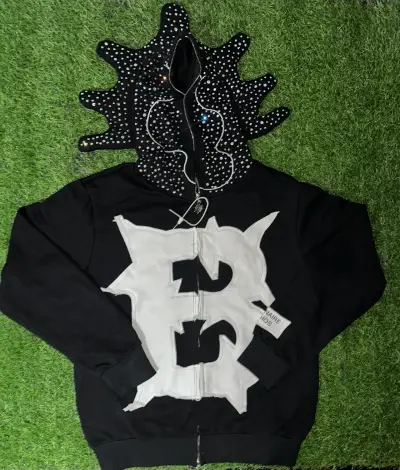 Polerón negro con diseño decorativo - miniatura 1