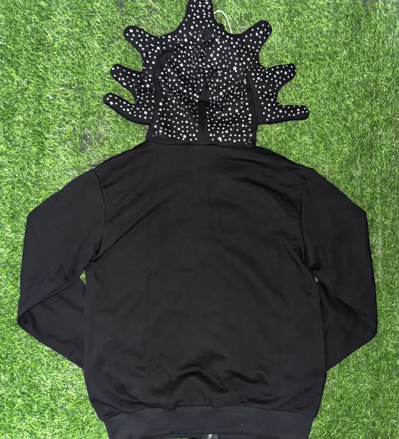 Polerón negro con diseño decorativo - 2