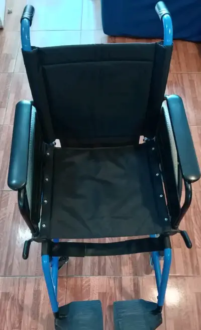Silla de ruedas plegable negra - miniatura 1