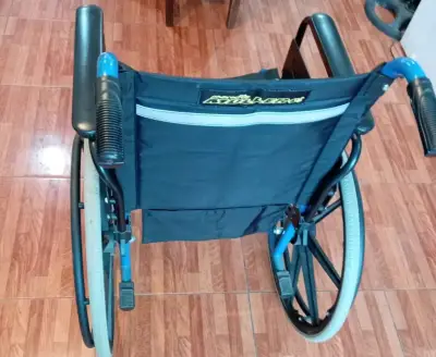 Silla de ruedas plegable negra - miniatura 2