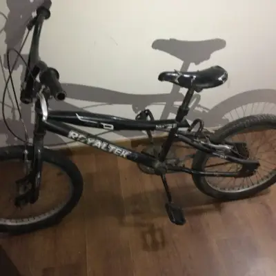 Bicicleta BMX negra - miniatura 1