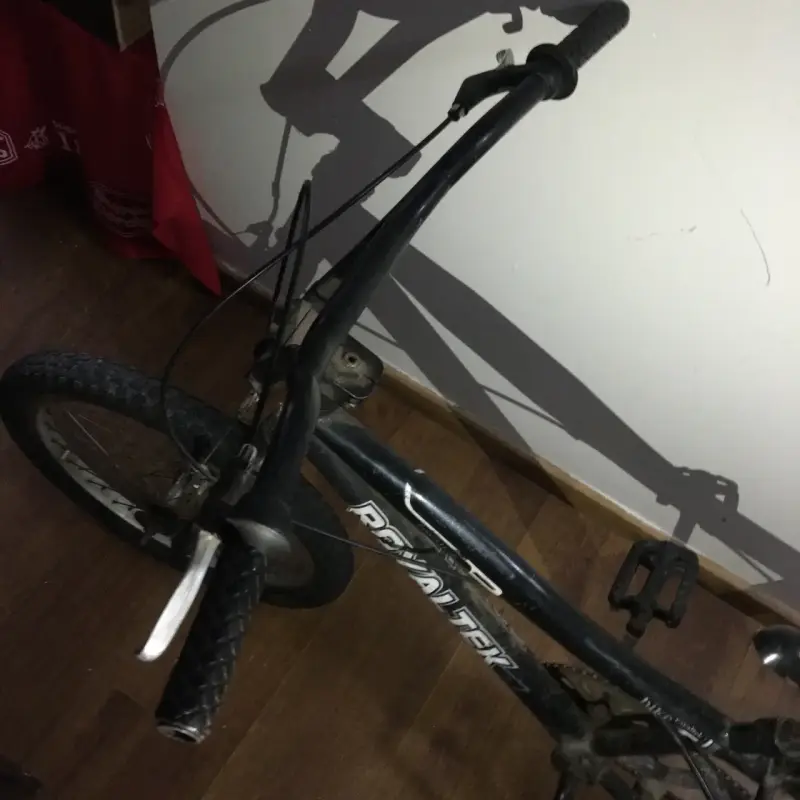 Bicicleta BMX negra - 2