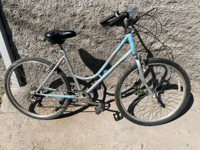 Bicicleta vintage azul claro - miniatura 1