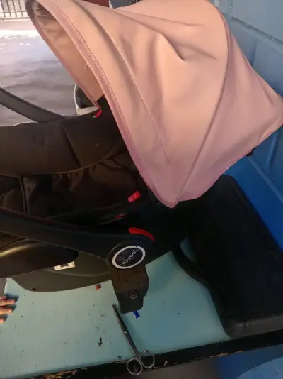 Silla de auto con capota rosa - miniatura 1