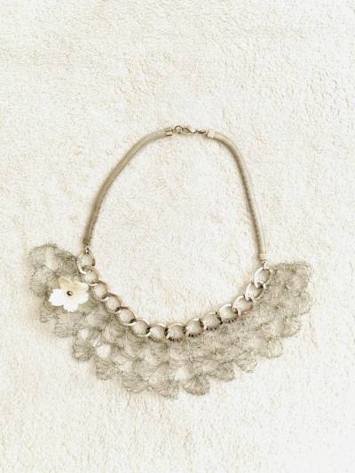 Collar de malla plateado con flor - miniatura 1