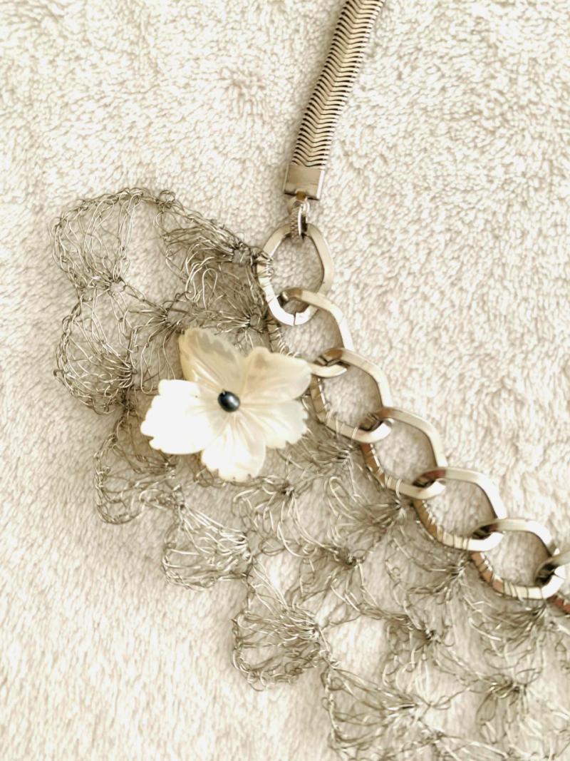 Collar de malla plateado con flor - 2