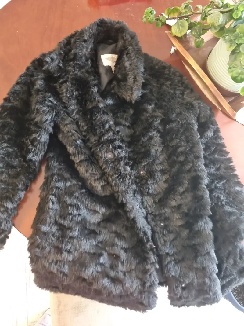 Abrigo negro Forever 21 peludo - 5