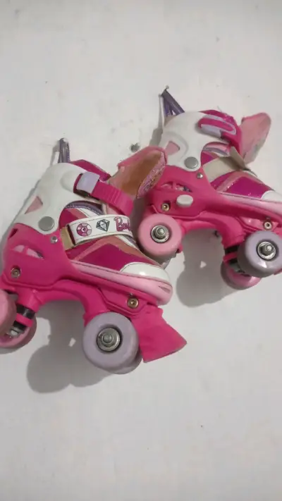Patines Barbie rosas para niña - miniatura 2