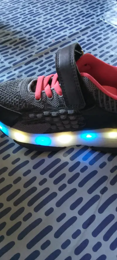 Zapatillas con luces LED para niños - miniatura 1