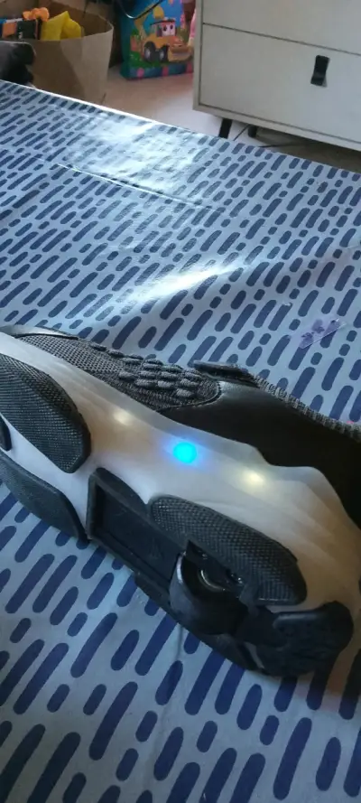Zapatillas con luces LED para niños - miniatura 2