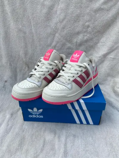 Zapatillas Adidas blancas y rosadas - miniatura 1