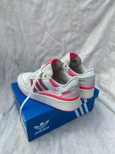 Zapatillas Adidas blancas y rosadas - miniatura 2