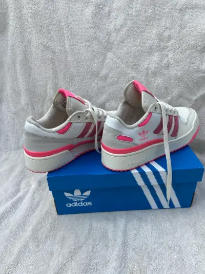 Zapatillas Adidas blancas y rosadas - miniatura 3