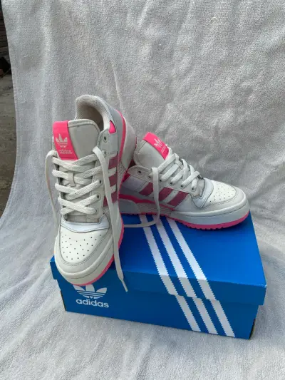Zapatillas Adidas blancas y rosadas - miniatura 4