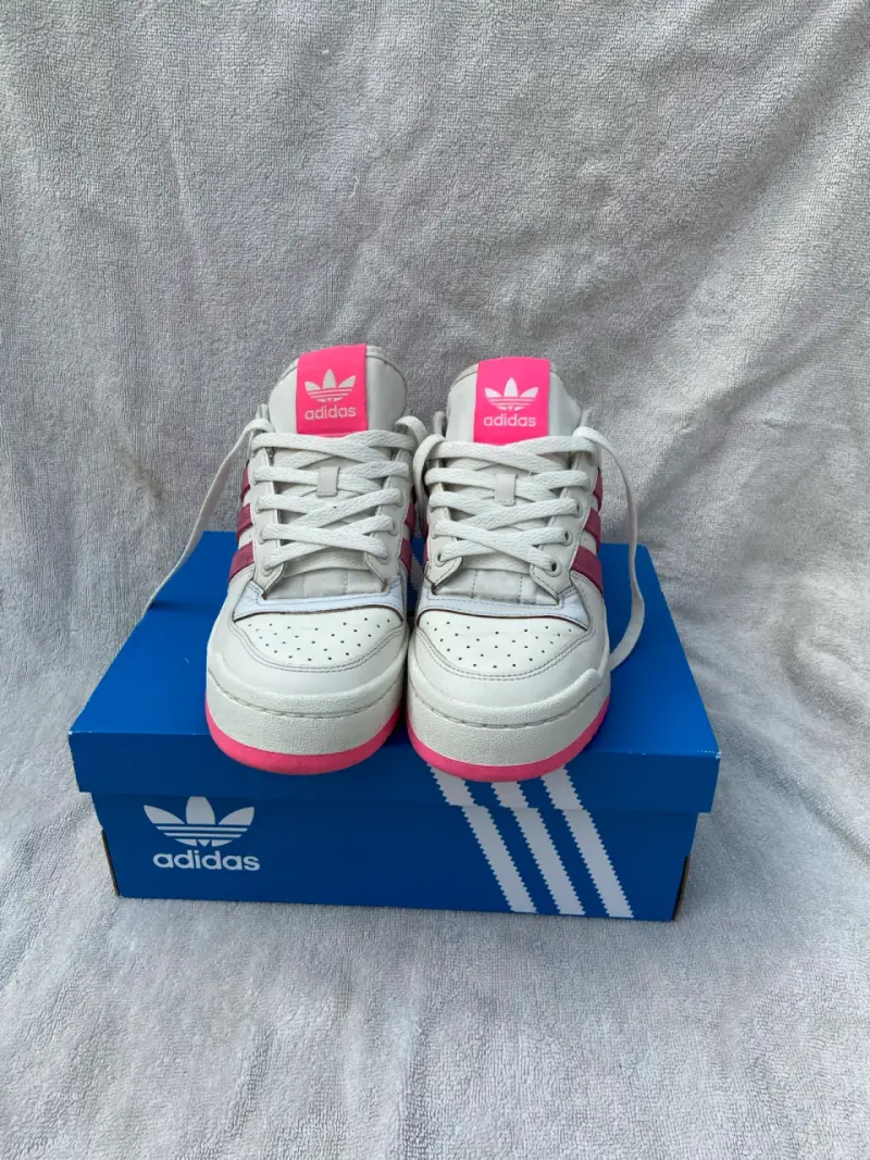 Zapatillas Adidas blancas y rosadas - 5
