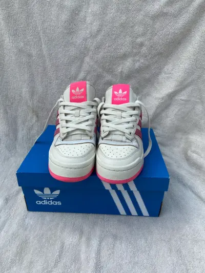 Zapatillas Adidas blancas y rosadas - miniatura 5
