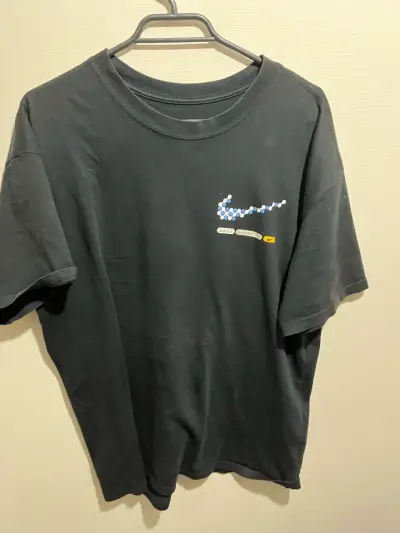 Polera negra Nike L con gráfico - miniatura 2