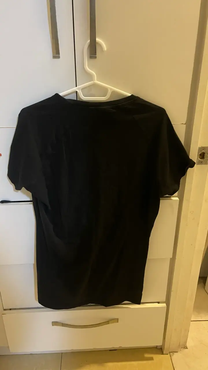 Polera negra Gymshark talla L compresiva - 3