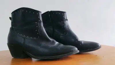 Botines negros con tachas - miniatura 1