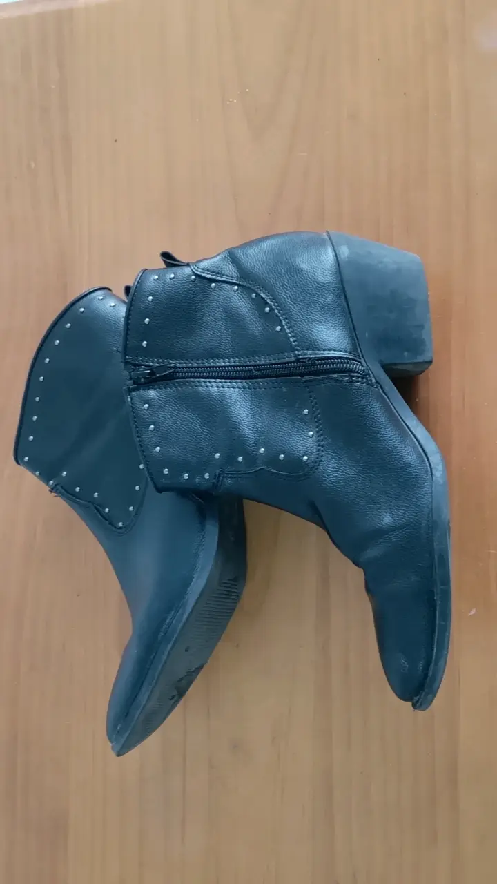 Botines negros con tachas - 2