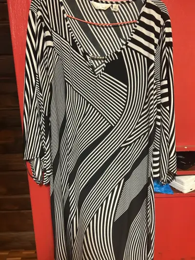 Vestido de rayas blanco y negro - miniatura 1
