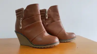 Botines de cuña marrones con cierre - miniatura 1