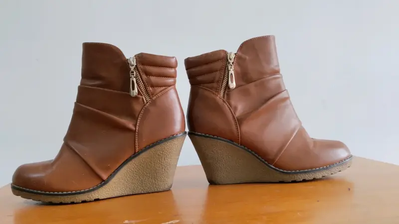 Botines de cuña marrones con cierre - 3