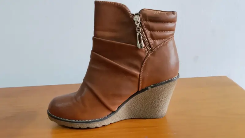 Botines de cuña marrones con cierre - 5