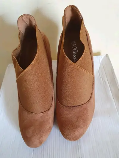 Zapatos cerrados de tacón café - miniatura 1