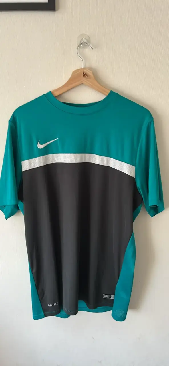 Polera deportiva Nike XL verde y negra