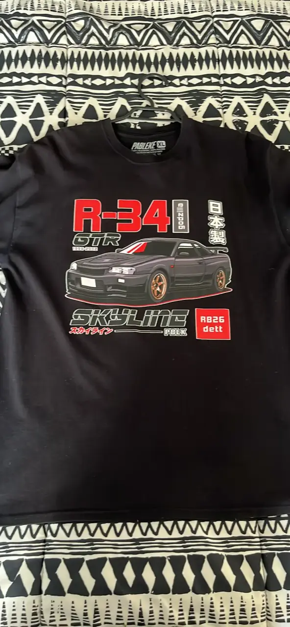 Polera negra XL R34 diseño auto - 2