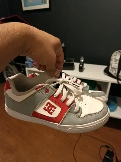 Zapatillas DC grises y rojas - miniatura 2