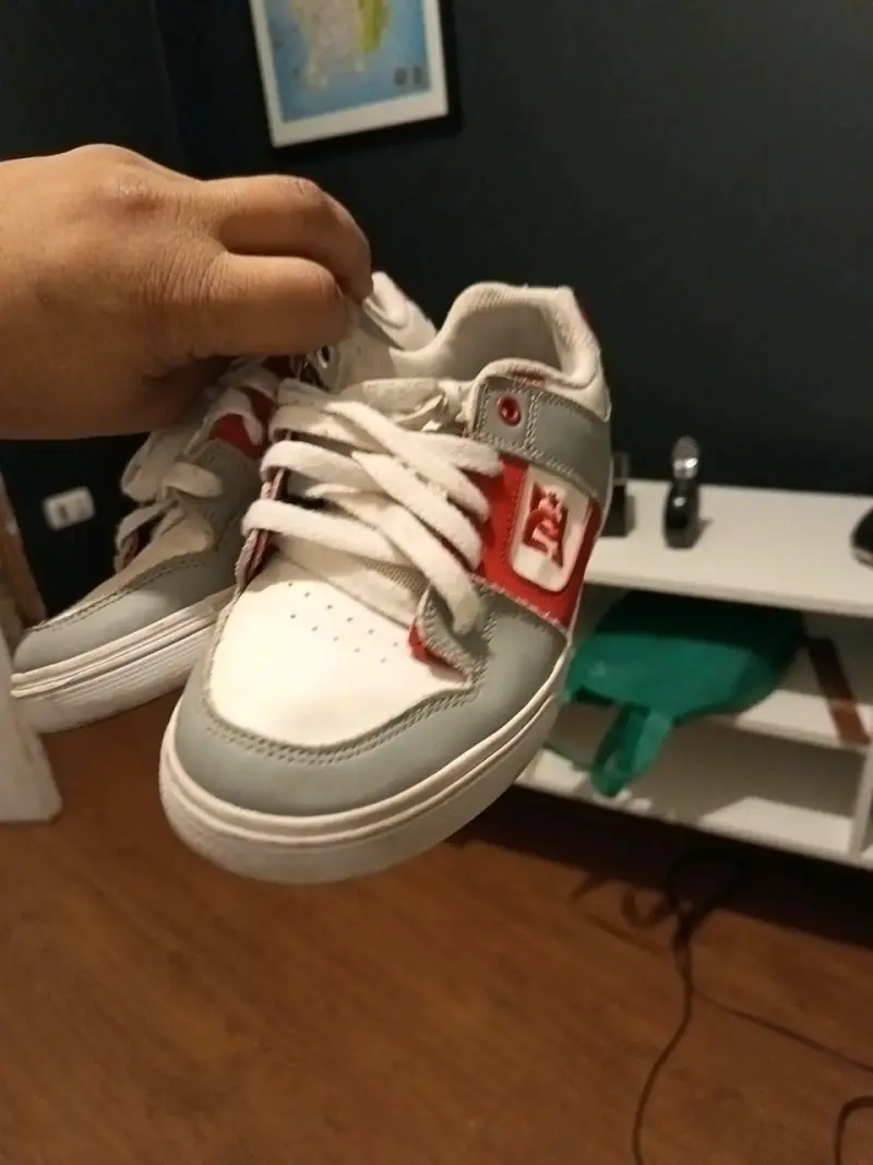 Zapatillas DC grises y rojas - 3