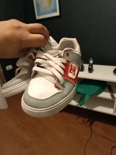 Zapatillas DC grises y rojas - miniatura 3