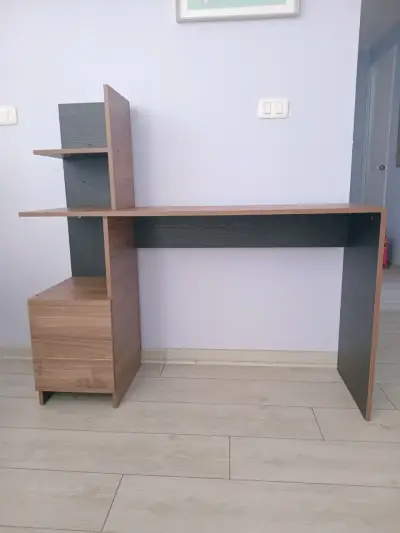 Escritorio moderno con estantes - miniatura 1
