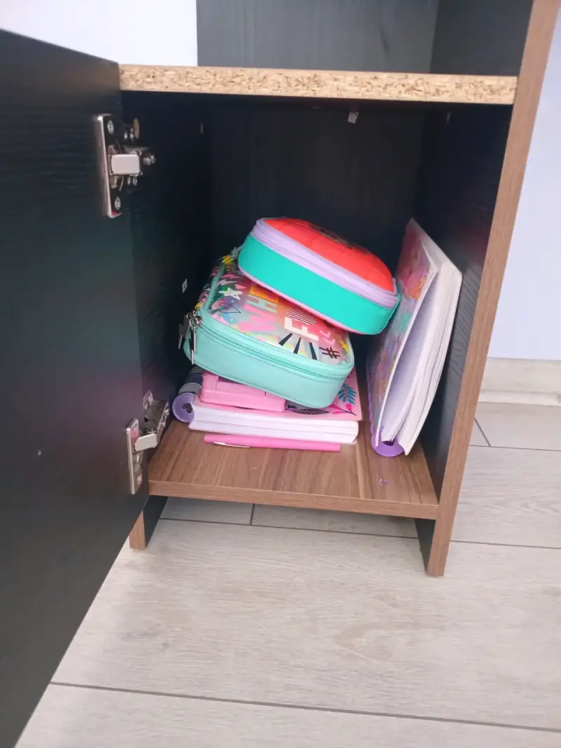 Escritorio moderno con estantes - 2