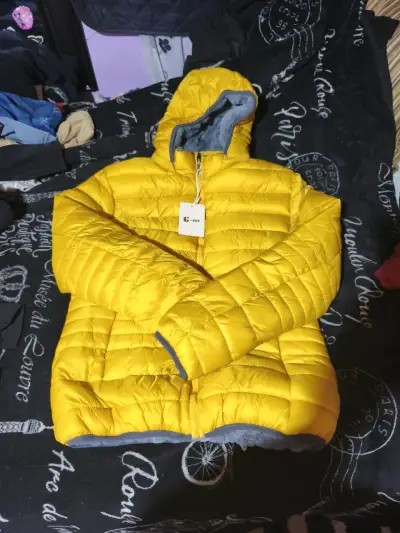 Chaqueta amarilla acolchada con capucha - miniatura 1